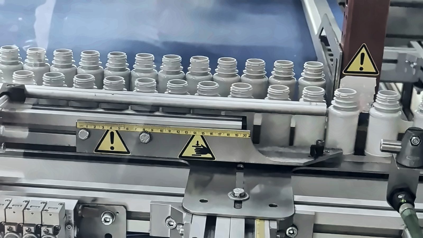 Pusher bar and bottle row on the automated packing machine